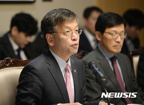 【서울=뉴시스】김진아 기자 = 최상목 기획재정부 1차관이 16일 서울 종로구 정부서울청사에서 열린 제51차 거시경제금융회의에서 모두발언을 하고 있다. 2017.03.16.  bluesoda@newsis.com