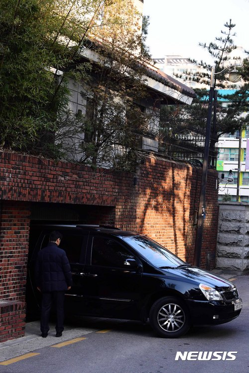【서울=뉴시스】전신 기자 = 16일 서울 강남구 삼성동 박근혜 전 대통령 자택에 승합차량이 들어가고 있다. 2017.03.16&nbsp; photo1006@newsis.com