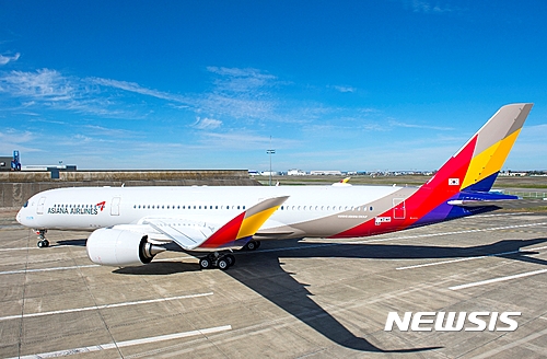 【서울=뉴시스】아시아나항공이 오는 4월 도입 예정인 A350-900 1호기가 15일(현지시각) 프랑스 툴루즈 에어버스 본사에서 도색을 마치고 활주로에 주기해있다. 2017.03.16. (사진 = 아시아나항공 제공) photo@newsis.com