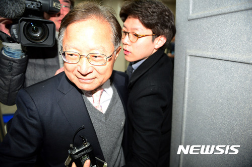 [서울=뉴시스] 옛 대우조선해양(현 한화오션)에 우호적인 보도를 해주는 대가로 금품을 챙긴 혐의로 재판에 넘겨진 송희영(71) 전 조선일보 주필이 파기환송심에서 징역형 집행유예를 선고받았다. (사진=뉴시스DB) 2017.03.16.