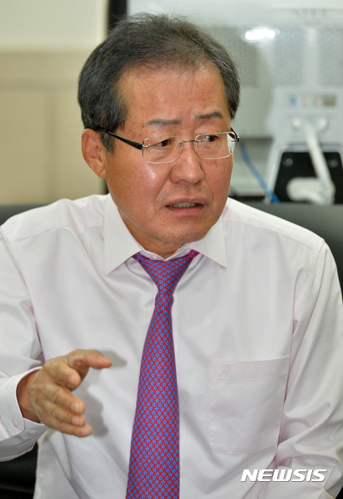 【서울=뉴시스】배훈식 기자 = 16일 오전 서울 여의도 경남 서울본부에서 자유한국당 대선 주자인 홍준표 경남지사가 한국지방신문협회 공동 인터뷰를 하고 있다.&nbsp; 홍 지사는 이날 당사를 방문해 대선 경선 예비후보 등록을 할 예정이다. 2017.03.16.&nbsp; dahora83@newsis.com