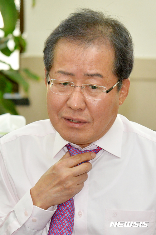 【서울=뉴시스】배훈식 기자 = 16일 오전 서울 여의도 경남 서울본부에서 자유한국당 대선 주자인 홍준표 경남지사가 한국지방신문협회 공동 인터뷰 도중 넥타이를 고쳐 매고 있다. 홍 지사는 이날 당사를 방문해 대선 경선 예비후보 등록을 할 예정이다. 2017.03.16. dahora83@newsis.com