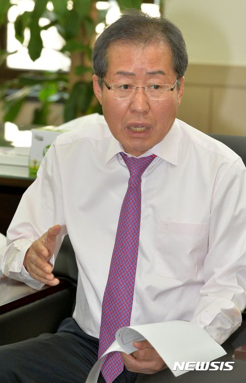 【서울=뉴시스】배훈식 기자 = 16일 오전 서울 여의도 경남 서울본부에서 자유한국당 대선 주자인 홍준표 경남지사가 한국지방신문협회 공동 인터뷰를 하고 있다. 홍 지사는 이날 당사를 방문해 대선 경선 예비후보 등록을 할 예정이다. 2017.03.16. dahora83@newsis.com