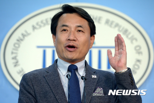 【서울=뉴시스】이영환 기자 = 자유한국당 대선주자인 친박 핵심 김진태 의원이 16일 오전 서울 여의도 국회 정론관에서 현안 관련 기자회견을 하고 있다. 김진태 의원은 기자회견에서 홍준표 경남도지사를 겨냥해 '박근혜 전 대통령을 머릿속에서 지우려면 출정식 장소를 바꾸라' 전하며 박 전 대통령이 찾던 대구 서문시장에서 출정식을 여는 것을 비판했다. 2017.03.16. 20hwan@newsis.com