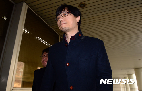 【서울=뉴시스】조성봉 기자 = '고 신해철 집도의' 의사 강세훈 씨가 지난해 3월16일 서울 서초구 서울고등법원에서 열린 항소심 1차 공판에 출석하고 있다 . 2017.03.16.suncho21@newsis.com