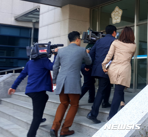 【강릉=뉴시스】김경목 기자 = 대낮에 술을 마셔 2018 평창 동계올림픽 특별위원회 제4차 회의를 진행하지 않았다는 의혹을 받게 된 바른정당 박건영(48·초선) 강원 강릉시의원 겸 동계특위 위원장이 16일 오후 동계특위가 진행 중인 가운데 의회를 떠나려 했다가 기자들이 따라 붙어 취재를 하자 발걸음을 돌려 의회로 들어가고 있다. 박 의원 겸 동계특위 위원장은 제10대 강릉시의회가 개원한 3년 전에도 음주 운전이 적발돼 형사입건되면서 지역 사회에 물의를 일으킨 바 있다. 2017.03.16. photo31@newsis.com
