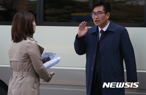 【강릉=뉴시스】김경목 기자 = 대낮에 술을 마셔 2018 평창 동계올림픽 특별위원회 제4차 회의를 진행하지 않았다는 의혹을 받게 된 바른정당 박건영(48·초선) 강원 강릉시의원 겸 동계특위 위원장이 16일 오후 강릉시의회 앞에서 기자에게 술을 마신 의혹을 강력하게 부인하고 있다. 박 의원 겸 동계특위 위원장은 제10대 강릉시의회가 개원한 3년 전에도 음주 운전이 적발돼 형사입건되면서 지역 사회에 물의를 일으킨 바 있다. 2017.03.16. photo31@newsis.com