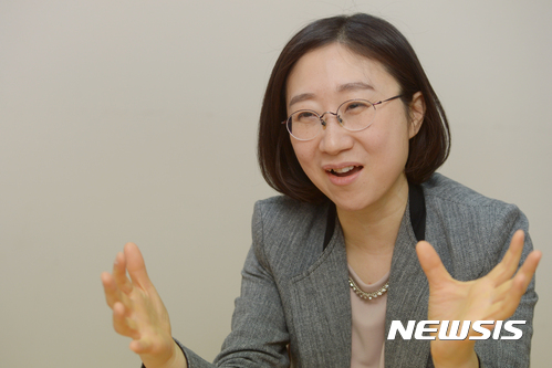 【서울=뉴시스】조수정 기자 = 셰어하우스 전문 포털 컴앤스테이 김문영 대표가 16일 서울 성북구 사무실에서 뉴시스와 인터뷰 하고 있다. 2017.03.16.&nbsp;&nbsp; chocrystal@newsis.com