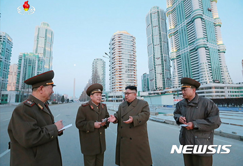 【서울=뉴시스】김정은 북한 국무위원장이 려명거리 완공 목표일인 김일성 생일 기념일(태양절·4월15일)을 한 달가량 앞두고 건설 현장을 또 다시 찾았다고 조선중앙TV가 16일 보도했다.&nbsp; 이번 시찰에는 황병서 총정치국장, 김정관 인민무력성 부상, 마원춘 국무위원회 설계국장 등이 동행했다. 2017.03.16. (사진=조선중앙TV 캡쳐)&nbsp; photo@newsis.com
