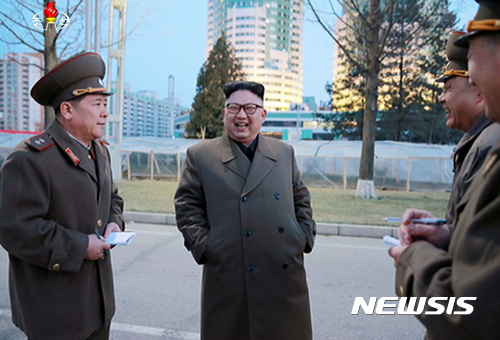 【서울=뉴시스】김정은 북한 국무위원장이 려명거리 완공 목표일인 김일성 생일 기념일(태양절·4월15일)을 한 달가량 앞두고 건설 현장을 또 다시 찾았다고 조선중앙TV가 16일 보도했다.   이번 시찰에는 황병서 총정치국장, 김정관 인민무력성 부상, 마원춘 국무위원회 설계국장 등이 동행했다. 2017.03.16. (사진=조선중앙TV 캡쳐)    photo@newsis.com