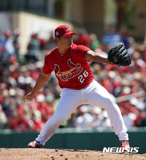 【주피터=AP/뉴시스】세인트루이스 카디널스의 오승환(35)이 17일(한국시간) 미국 플로리다주 주피터의 로저 딘 스타디움에서 열린 미네소타 트윈스와의 2017 메이저리그(MLB) 시범경기에서 4회초 팀의 세 번째 투수로 등판, 역투를 펼치고 있다.