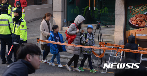 【서울=뉴시스】김선웅 기자 = 17일 서울 강남구 삼성동 박근혜 전 대통령 자택 앞에서 초등학생들이 부모와 함께 등교하고 있다. 2017.03.17.   mangusta@newsis.com