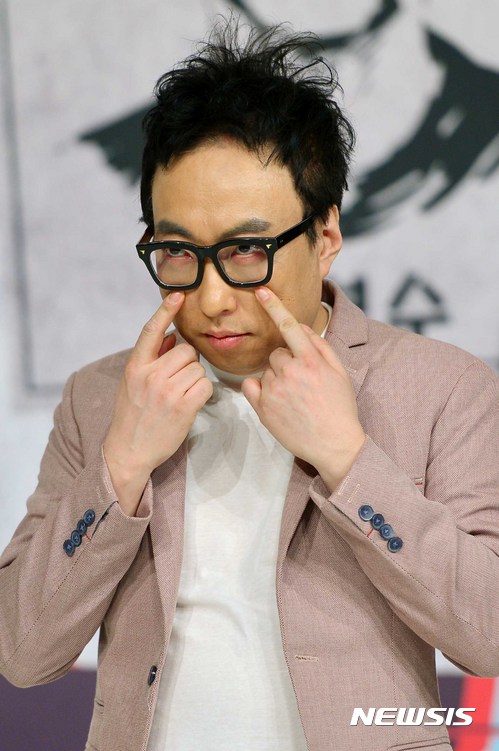 【서울=뉴시스】고승민 기자 = 17일 오전 서울 타임스퀘어 아모리스홀에서 열린 tvN 예능프로그램 '공조7' 제작발표회에서 개그맨 박명수가 포즈를 취하고 있다.강제로 콤비가 된 출연진들이 배틀을 통해 최고의 예능인으로 거듭나는 과정을 그린 '공조7'은 오는 26일 오후 9시20분 첫방송된다. 2017.03.17. kkssmm99@newsis.com