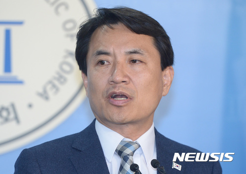 【서울=뉴시스】이영환 기자 = 자유한국당 대선 주자인 김진태 의원이 17일 오전 서울 여의도 국회 정론관에서 현안 관련 기자회견을 하고 있다.&nbsp; 김 의원은 이날 기자회견에서 홍준표 경남도지사를 향해 "애들은 가라고 했는데, 무슨 뱀장사냐"라며 비난했다. 2017.03.17.&nbsp;&nbsp; 20hwan@newsis.com 