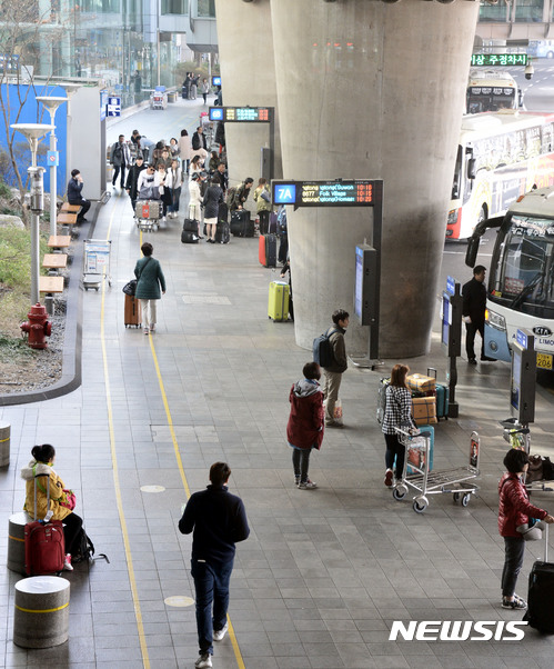 【인천공항=뉴시스】홍찬선 기자 = 중국 정부가 한반도 사드(THAAD·미국 고고도미사일방어체계) 배치에 대한 보복 조치로 자국여행사를 통해 한국관광상품 판매를 금지한지 이틀째인 17일 인천공항 버스승강장이 한산한 모습을 보이고 있다. 2017.03.17.   mania@newsis.com