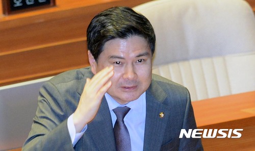 【서울=뉴시스】홍효식 기자 = 17일 오후 국회 본회의장에서 열린 탄핵인용 이후 정국 정상화 논의를 위한 긴급현안질문에서 바른정당 지상욱 의원이 거수경례를 하고 있다. 2017.03.17.&nbsp;&nbsp; yesphoto@newsis.com