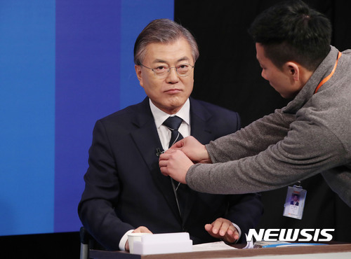 【서울=뉴시스】국회사진기자단 = 17일 오후 서울 중구 매경미디어센터에서 열리는 더불어민주당 제19대 대통령선거후보자 4개 방송사(MBN, TV조선, 채널A, 연합뉴스TV) 경선토론에 참석한 문재인 더불어민주당 전 대표가 토론을 준비하고 있다. 2017.03.17.&nbsp;&nbsp; photo@newsis.com