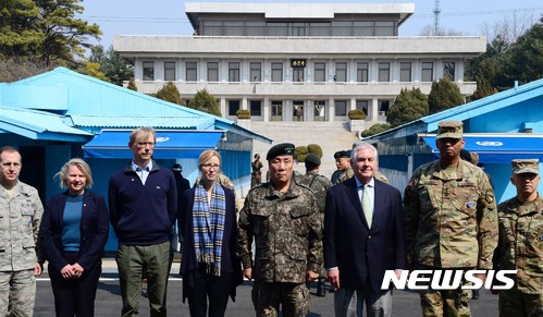 【파주=뉴시스】사진공동취재단 = 렉스 틸러슨 미국 국무장관(오른쪽 세번째)이 17일 경기도 파주시 판문점을 방문, 빈센트 브룩스 한미연합사령관(오른쪽 두번째), 임호영 한미연합사부사령관(오른쪽 네번째) 등 관계자들과 사진촬영을 하고 있다. 2017.03.17.     photo@newsis.com