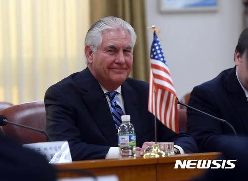 【서울=뉴시스】사진공동취재단 = 렉스 틸러슨 미국 국무장관이 17일 오후 서울 종로구 외교부 청사에서윤병세 외교부 장관과 회담 전 미소를 짓고 있다. 2017.03.17. photo@newsis.com