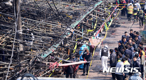 【인천=뉴시스】추상철 기자 = 18일 오전 화재가 발생한 인천 남동구 소래포구 어시장에서 상인과 주민이 화재현장을 바라보고 있다 .&nbsp; 소방당국은 이날 오전 1시36분께 원인이 밝혀지지 않은 화재가 발생 2시간 30분만에 진화됐으며 332개 점포 중 220여 곳이 불에 타 6억5000만원의 피해가 났다고 밝혔다. 2017.03.18.&nbsp; scchoo@newsis.com