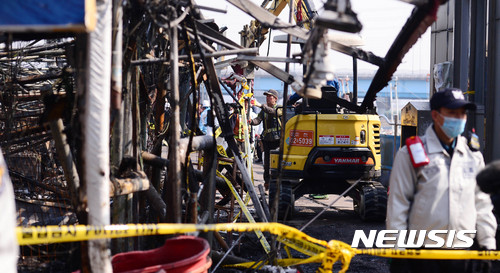 【인천=뉴시스】추상철 기자 = 18일 오전 화재가 발생한 인천 남동구 소래포구 어시장에서 소방 및 경찰 화재조사반이 화재조사 및 복구작업을 하고 있다 .&nbsp; 소방당국은 이날 오전 1시36분께 원인이 밝혀지지 않은 화재가 발생 2시간 30분만에 진화됐으며 332개 점포 중 220여 곳이 불에 타 6억5000만원의 피해가 났다고 밝혔다. 2017.03.18.&nbsp; scchoo@newsis.com