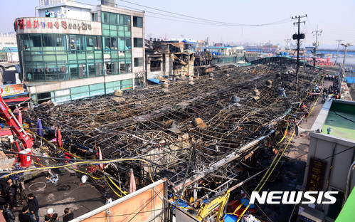 【인천=뉴시스】추상철 기자 = 18일 오전 화재가 발생한 인천 남동구 소래포구 어시장에서 소방 및 경찰 화재조사반이 화재조사를 하고 있다 .&nbsp; 소방당국은 이날 오전 1시36분께 원인이 밝혀지지 않은 화재가 발생 2시간 30분만에 진화됐으며 332개 점포 중 220여 곳이 불에 타 6억5000만원의 피해가 났다고 밝혔다. 2017.03.18.&nbsp; scchoo@newsis.com