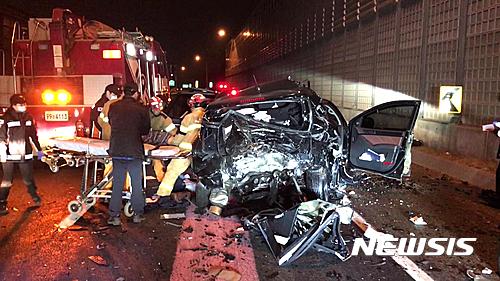 【용인=뉴시스】김지호 기자 = 18일 오전 1시20분께 경기 용인시 영동고속도로 인천 방면 신갈분기점 인근 지점에서 A(45)씨가 운전하던 쏘나타 차량이 앞서 갓길에 정차하고 있던 B(47)씨의 베라크루즈 차량 후미를 들이받아 B씨의 아들(17)이 숨졌다. 사진은 사고 현장 모습. 2017.03.18 (사진=경기도재난안전본부 제공) photo@newsis.com