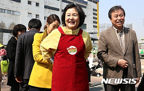 【청주=뉴시스】박재원 기자 = 더불어민주당 문재인 전 대표 부인인 김정숙씨가 18일 충북 청주 첨단문화산업단지 광장에서 열린 지역 쌀·양계 소비촉진행사에서 무료 시식행사에 앞서 앞치마를 걸치고 있다. 2017.03.18. pjw@newsis.com