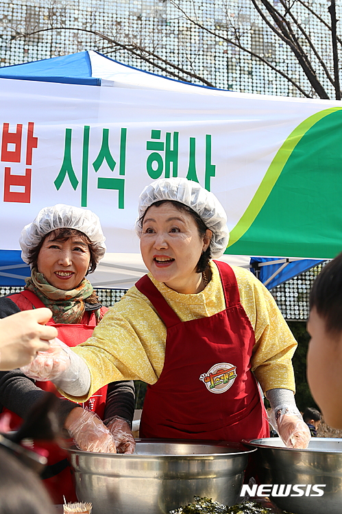 【청주=뉴시스】박재원 기자 = 더불어민주당 문재인 전 대표 부인인 김정숙씨가 18일 충북 청주 첨단문화산업단지 광장에서 열린 지역 쌀·양계 소비촉진행사에 초청돼 주먹밥을 나눠주고 있다. 2017.03.18. pjw@newsis.com