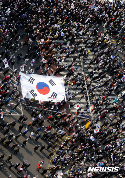 【서울=뉴시스】임태훈 기자 = 18일 오후 서울 중구 대한문 앞에서 열린 '제2차 탄핵무효 국민저항 총궐기 국민대회'에서 '대통령 탄핵무효 국민저항 총궐기 운동본부' 회원들이 박 전 대통령의 탄핵 무효를 외치며 태극기를 흔들고 있다. 2017.03.18.   taehoonlim@newsis.com