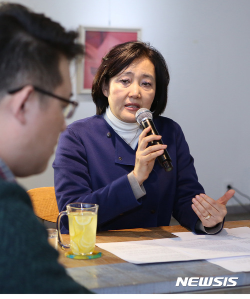 【서울=뉴시스】 안희정 충남도지사의 의원 멘토 단장인 더불어민주당 박영선 의원이 18일오후 경남 창원시 마산합포구의 한카페에서 기자간담회를 하고 있다. 2017.03.18.(사진=박영선 의원실 제공)&nbsp; photo@newsis.com