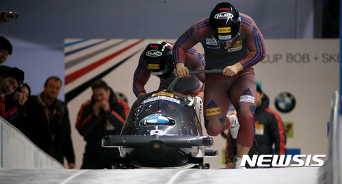 【평창=뉴시스】 파일럿 원윤종(앞)과 브레이크맨 서영우