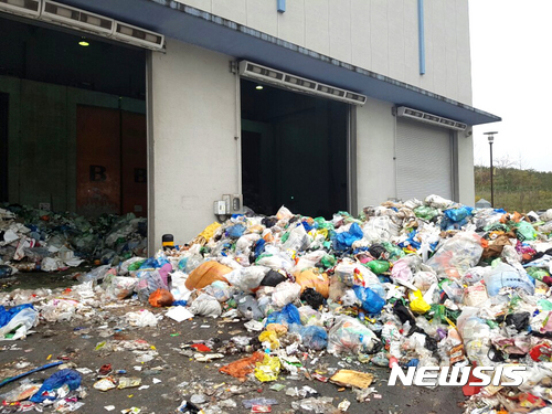 【나주=뉴시스】이창우 기자 = 19일 전남 나주시에 따르면 빛가람혁신도시 '가연성 생활폐기물 전처리시설(MBT)'에 대한 성능 재검증 시험이 오는 27일께 추진된다. 이 시설은 '자원순환형 에너지도시' 조성을 목표로 지난 2014년 7월 준공됐지만 잦은 기계설비 부조화로 툭하면 가동이 중단되면서 효율이 설계목표의 반토막에도 못 미치는 등 중대 결함이 발생되고 있다. 사진은 작년 12월 시설 고장으로 처리되지 못한 쓰레기가 투입구 입구에 가득 쌓여 있는 모습. 2017.03.19 (사진=뉴시스DB)&nbsp; lcw@newsis.com&nbsp;&nbsp; 