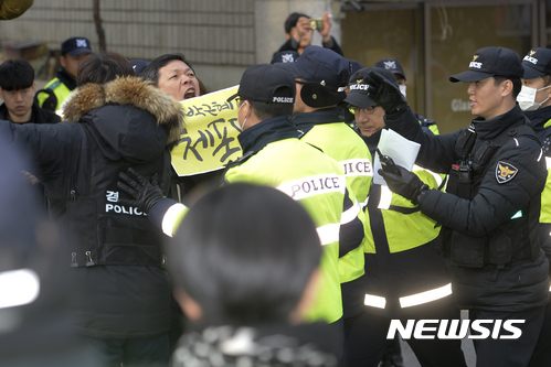 【서울=뉴시스】최진석 기자 = 박근혜 전 대통령의 검찰 조사를 이틀 앞둔 19일 오전 서울 강남구 삼성동 박 전 대통령의 자택 앞 에서 한 시민이 체포를 외치며 관련 손 피켓을 들고 있다. 2017.03.19.   myjs@newsis.com