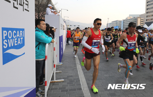【서울=뉴시스】조성봉 기자 = 19일 오전 서울 종로구 광화문 광장에서 열린 2017 서울국제마라톤대회에서 참가자들이 힘차게 달리고 있다. 이날 행사에 동아오츠카는 올해로 포카리스웨트 발매 30주년을 맞아 생수 ‘마신다’ 20만병, 이온음료 ‘포카리스웨트’ 6만병(500㎖ 기준) 등 역대 최대 규모를 지원했다. 2017.03.19.(사진=동아오츠카 제공) photo@newsis.com 