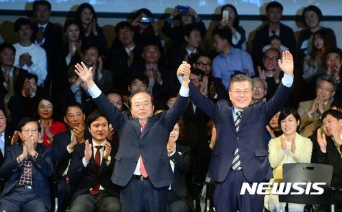 【부산=뉴시스】 하경민 기자 = 19일 오후 부산 동구 부산항국제여객터미널 5층 컴퍼런스홀에서 열린 문재인 전 더불어민주당 대표의 부산지역 선거대책위원회 구성 기자회견에 참석한 문 전 대표가 상임선대위원장을 맡을 예정인 오거돈 전 해양수산부 장관과 손을 들고 인사하고 있다.    부산선대위에는 오거돈 전 해양수산부 장관이 상임선대위원장을 맡고, 부산지역 국회의원 2명과 지역위원장 등 100여명이 참여했다. 2017.03.19.   yulnetphoto@newsis.com 