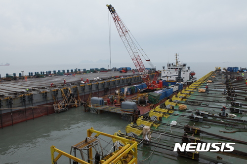 【서울=뉴시스】조성봉 기자 = 해양수산부는 지난 17일부터 19일까지 세월호 인양 준비에 대한 최종 점검을 진행한 결과 66개 유압잭 및 와이어의 인장력, 중앙제어 장치의 센서들에 대한 테스트와 보완작업 등 사전점검을 완료했다고 19일 밝혔다.&nbsp; 정부는 본인양 시점은 22일 이후 기상 여건을 본 뒤 확정하기로 했다. 사진은 세월호를 인양하는데 사용될 와이어가 설치된 잭킹바지선 모습.2017.03.19.(사진=해양수산부 제공) photo@newsis.com 