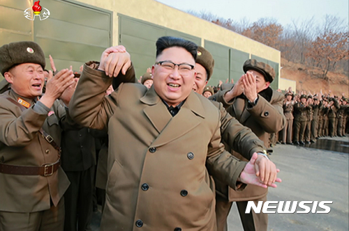 【서울=뉴시스】북한 김정은 노동당 위원장이 지난 18일 서해위성발사장에서 신형 고출력 지상분출 발사시험을 참관했다고 조선중앙TV가 보도했다.2017.03.19.(사진=조선중앙 TV화면 캡처) photo@newsis.com