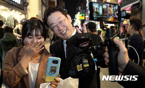 【광주=뉴시스】신대희 기자 = 더불어민주당 대선 경선 후보 이재명 성남시장이 19일 오후 광주 동구 충장로를 찾아 시민들과 기념사진을 찍고 있다. 이 시장은 전국 첫 순회경선지인 호남에 올인하기 위해 이날부터 경선일인 27일까지 광주에 상주하며 서울로 출퇴근하기로 하는 등 호남권 경선에 사활을 걸고 있다. 2017.03.19. sdhdream@newsis.com