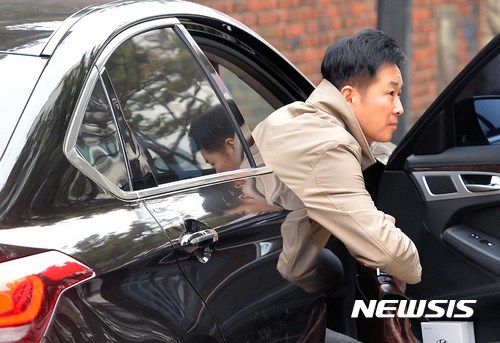 【서울=뉴시스】고승민 기자 = 박근혜 전 대통령의 검찰 소환을 하루 앞둔 20일 오전 서울 강남구 박 전 대통령 자택으로 유영하 변호사가 들어서고 있다. 2017.03.20.&nbsp;&nbsp; kkssmm99@newsis.com