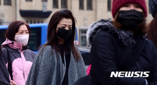 【서울=뉴시스】전신 기자 = 미세먼지가 기승을 부리고 있는 20일 서울 광화문광장에서 외국인 관광객들이 마스크를 쓰고 횡단보도를 건너고 있다. 2017.03.20&nbsp; photo1006@newsis.com 