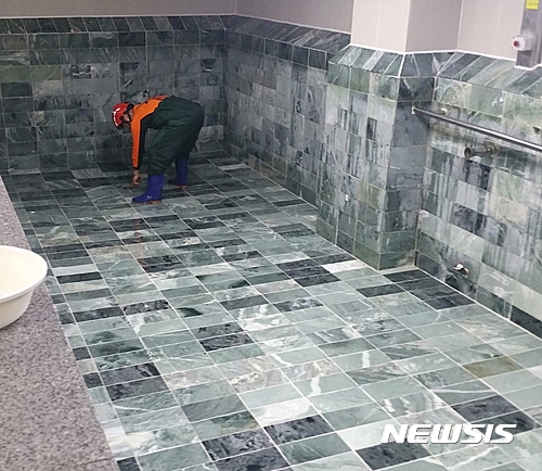 【정읍=뉴시스】정경재 기자 = 19일 오후 10시께 정읍시내 한 목욕탕에서 냉탕 배수구에 발이 끼인 8살 남자아이가 미처 빠져나오지 못하고 숨졌다. 사진은 사고가 발생한 목욕탕의 모습. 2017.03.20. (사진= 전북소방본부 제공)&nbsp;&nbsp; photo@newsis.com