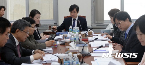 【서울=뉴시스】홍효식 기자 = 20일 오전 서울 여의도 국회에서 열린 제1차 환경노동위원회 고용노동소위원회에서 하태경(가운데) 위원장이 의사봉을 두드리고 있다. 2017.03.20.&nbsp; yesphoto@newsis.com