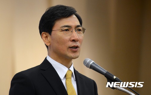 【서울=뉴시스】홍효식 기자 = 더불어민주당 대선주자인 안희정 충남지사가 20일 오전 서울 여의도 국회 도서관 대강당에서 열린 산림 정책 간담회에서 축사하고 있다. 2017.03.20.&nbsp;&nbsp; yesphoto@newsis.com