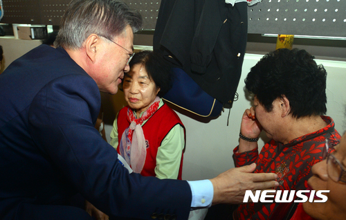 【광주=뉴시스】류형근 기자 =더불어민주당 문재인 전 대표가 20일 오전 광주 동구 옛 전남도청 별관에서 5·18항쟁지 보존을 주장하며 농성을 벌이고 있는 오월단체 회원들을 만나고 있다. 2017.03.20. hgryu77@newsis.com