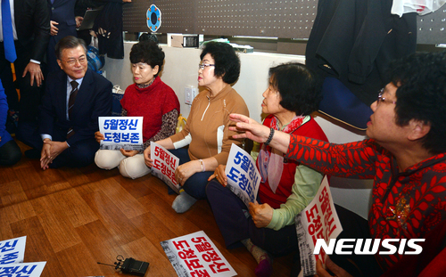 【광주=뉴시스】류형근 기자 =더불어민주당 문재인 전 대표가 20일 오전 광주 동구 옛 전남도청 별관에서 5·18항쟁지 보존을 주장하며 농성을 벌이고 있는 오월단체 회원들을 만나고 있다. 2017.03.20. hgryu77@newsis.com