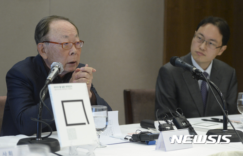 【서울=뉴시스】최진석 기자 = 이헌재(왼쪽) 전 경제부총리가 20일 오전 서울 중구 프레스센터에서 열린 '국가가 할 일은 무엇인가' 출간 간담회에 참석해 취재진의 질문에 답하고 있다. 오른쪽은 공동 저자인 이원재 이사. 2017.03.20. myjs@newsis.com
