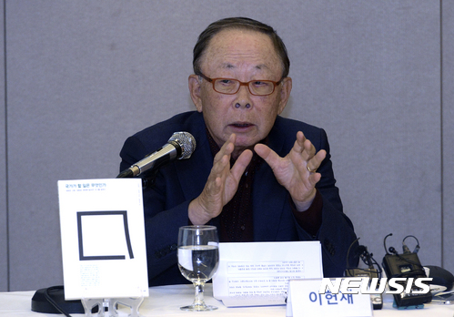 【서울=뉴시스】최진석 기자 = 이헌재 전 경제부총리가 20일 오전 서울 중구 프레스센터에서 열린 '국가가 할 일은 무엇인가' 출간 간담회에 참석해 취재진의 질문에 답하고 있다. 2017.03.20. myjs@newsis.com