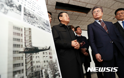 【광주=뉴시스】류형근 기자 =더불어민주당 문재인 전 대표가 20일 오전 광주 동구 5·18당시 헬기 사격이 이뤄진 것으로 추정되는 전일빌딩 현장을 둘러보고 있다. 2017.03.20.&nbsp; hgryu77@newsis.com