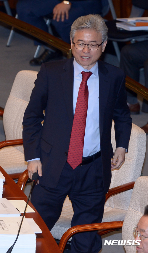 【서울=뉴시스】이영환 기자 = 20일 오전 서울 여의도 국회 예산결산특별위원회 회의장에서 열린 제12차 헌법개정특별위원회 전체회의에서 정회가 선언되자 자유한국당 이철우 간사가 자리에서 일어서고 있다. 2017.03.20. 20hwan@newsis.com